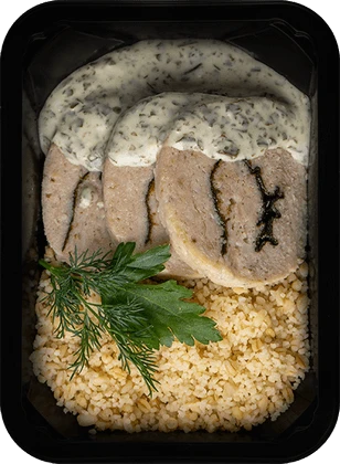 Рулет из красной и белой рыбы с соусом из морских водорослей