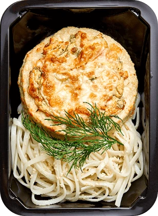 Котлета под шубой из индейки и курицы с лапшой удон и кунжутом