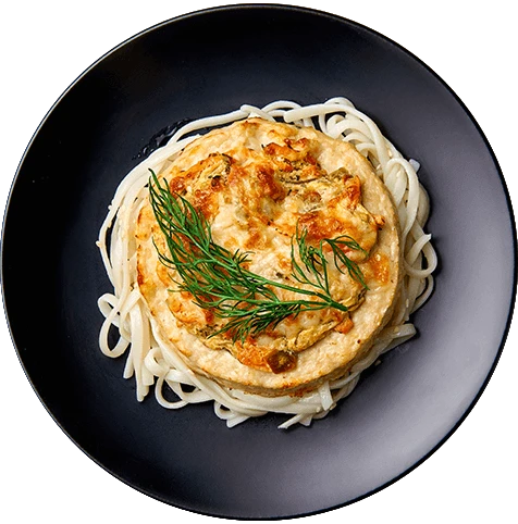 Котлета под шубой из индейки и курицы с лапшой удон и кунжутом